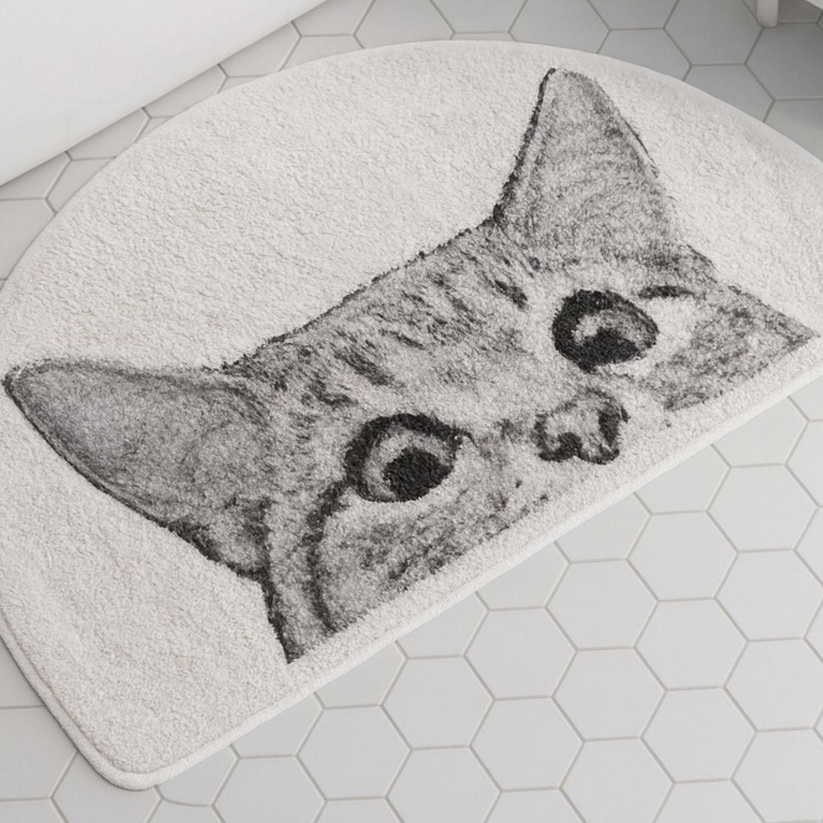Tapis de bain chat curieux