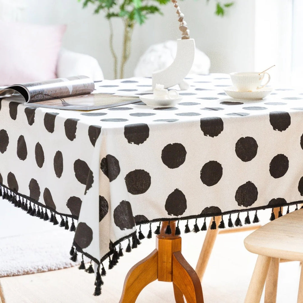 Nappe à pois et pompons