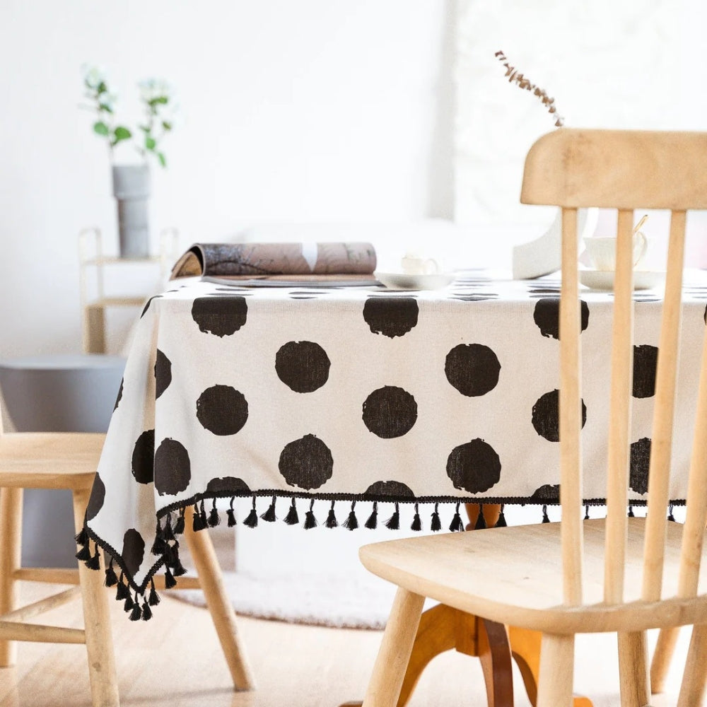 Nappe à pois et pompons – 55"x55"
