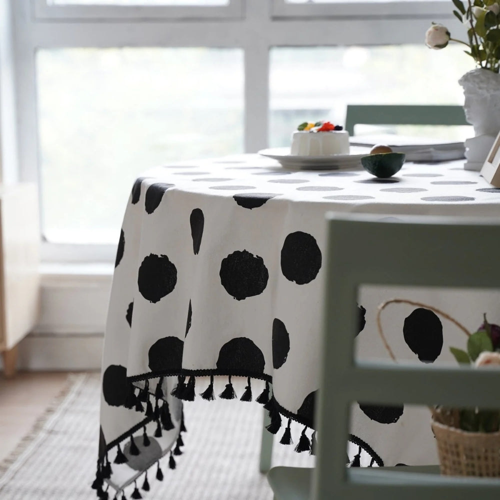 Nappe à pois et pompons