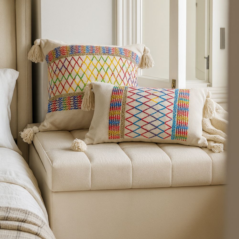 Housse de coussin arc-en-ciel à pompons