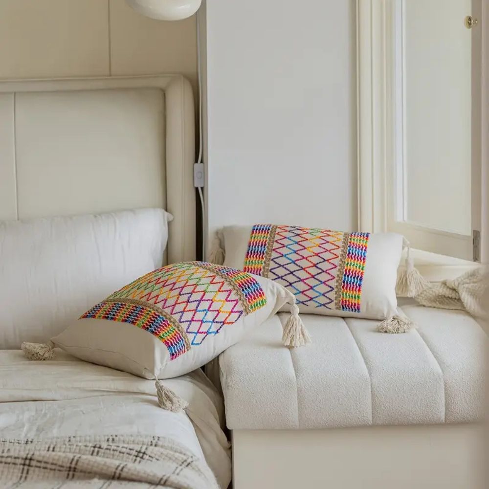 Housse de coussin arc-en-ciel à pompons