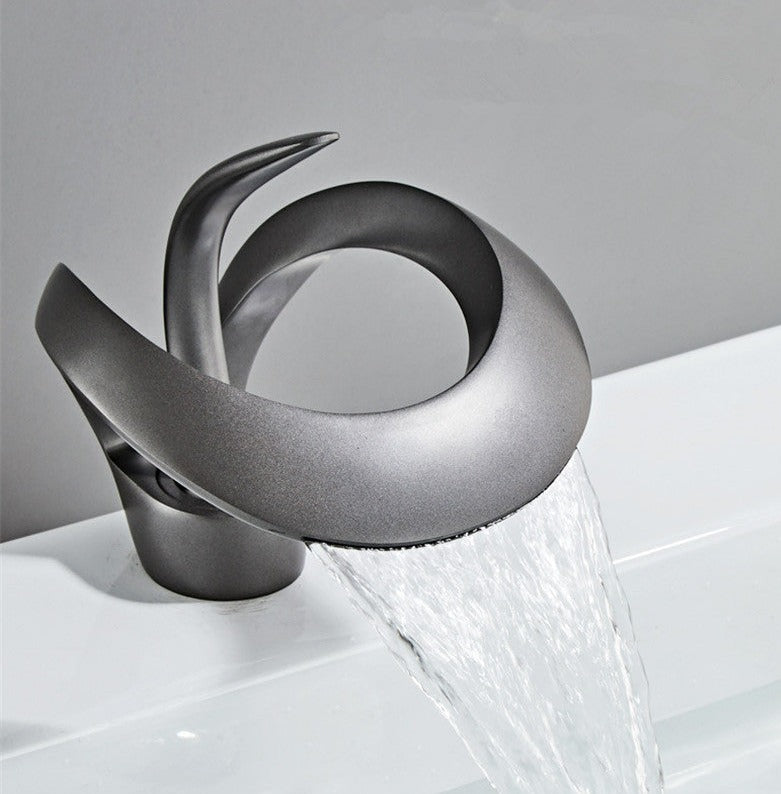 Mitigeur de salle de bain a col incurve