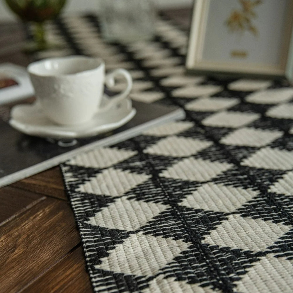Chemin de table losanges à pompons