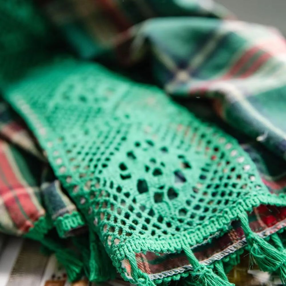 Rideau tartan au crochet à pompons