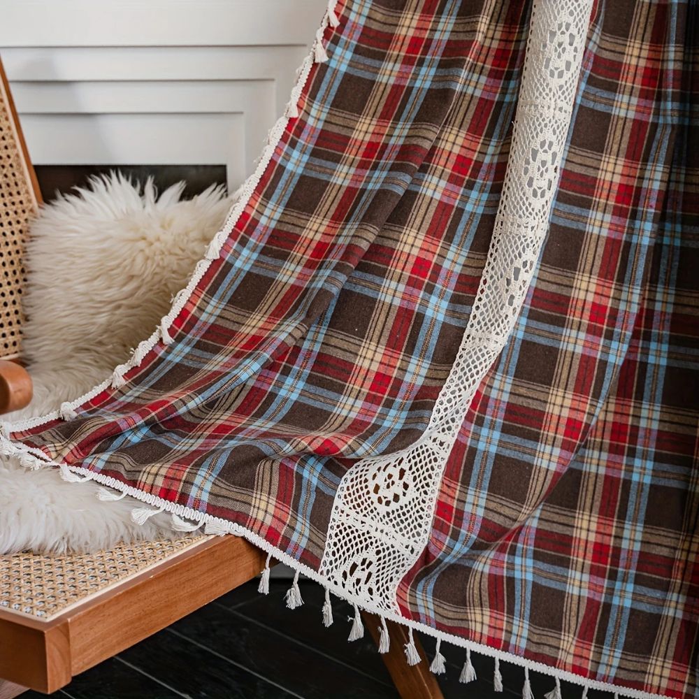 Rideau tartan au crochet à pompons