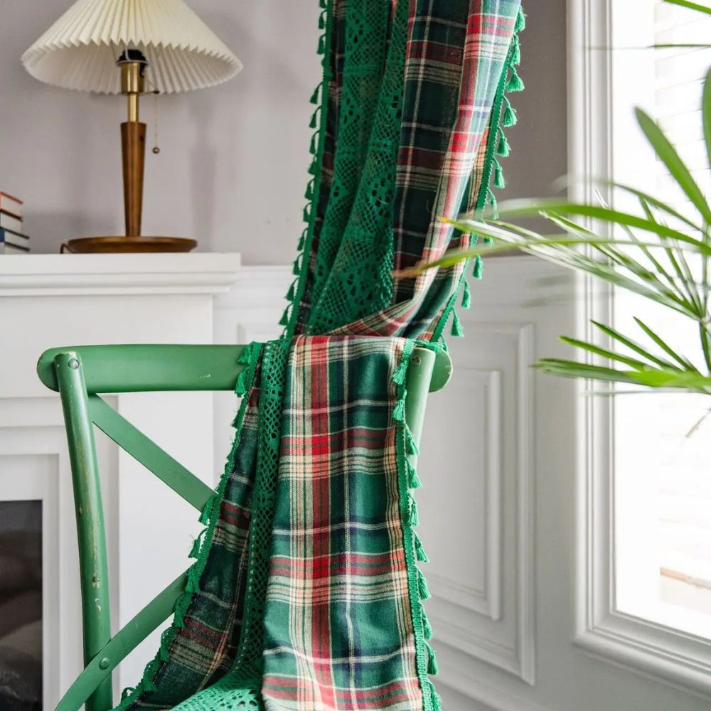 Rideau tartan au crochet à pompons