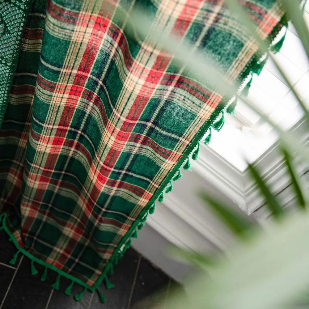 Rideau tartan au crochet à pompons