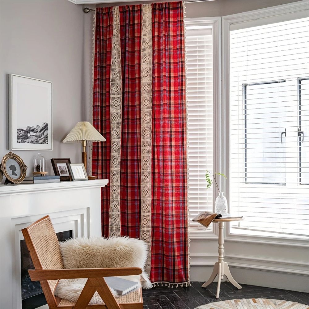 Rideau tartan au crochet à pompons