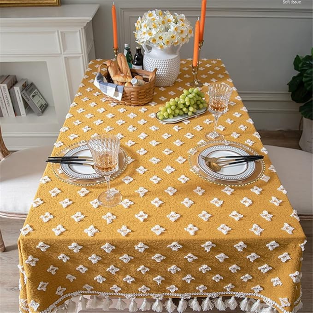 Nappe jaune brodée à pompons – Jaune