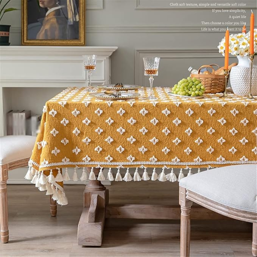 Nappe jaune brodée à pompons