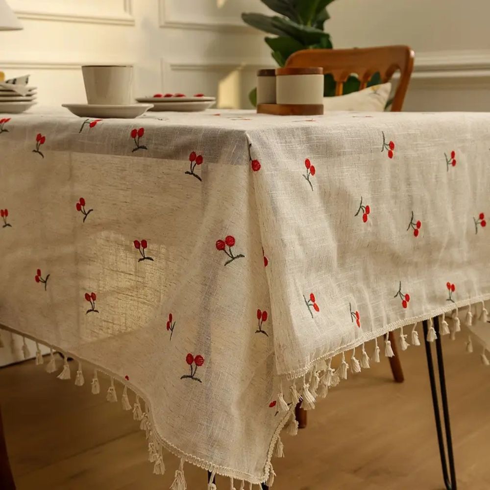 Nappe vintage à pompons cerises rouges