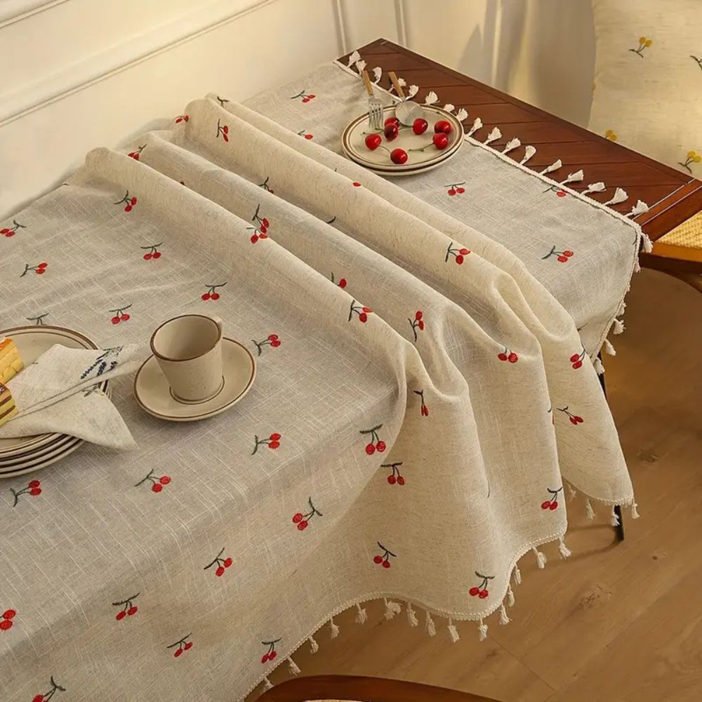 Nappe vintage à pompons cerises rouges