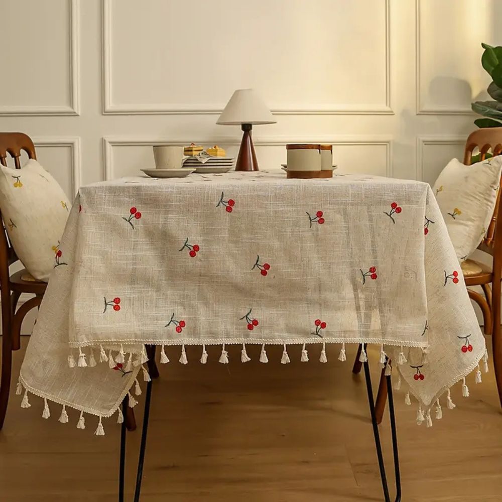 Nappe vintage à pompons cerises rouges