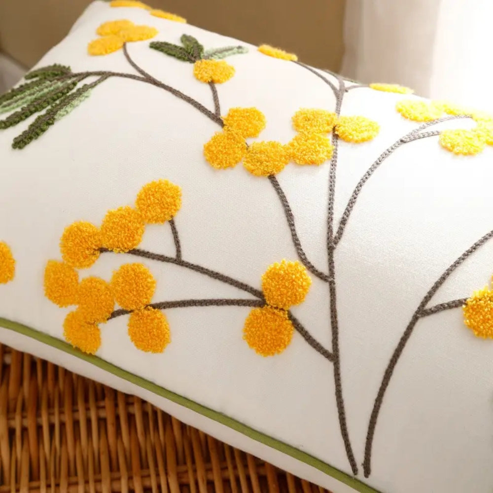 Housse de coussin brodée fleurs jaunes et feuilles
