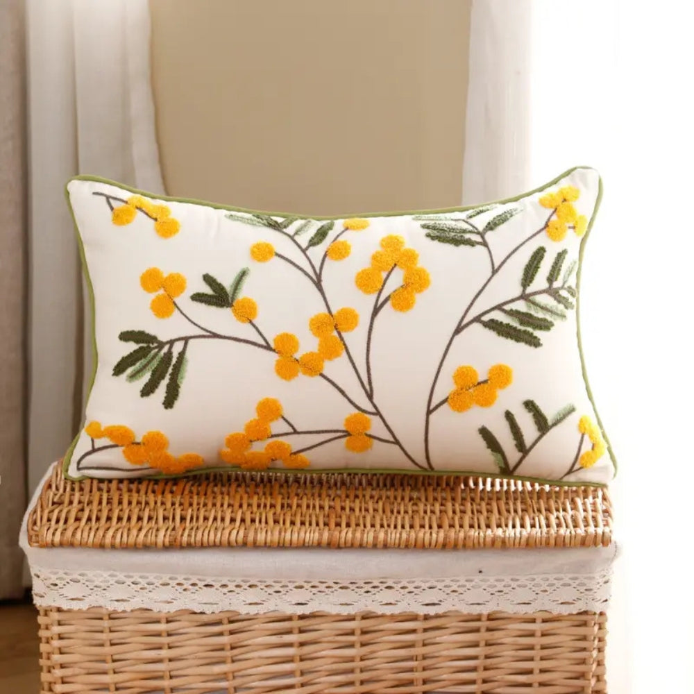 Housse de coussin brodée fleurs jaunes et feuilles
