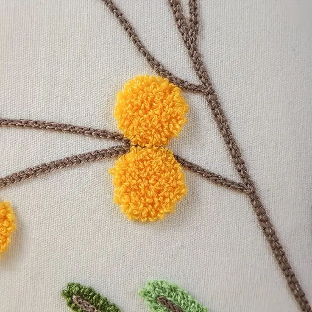 Housse de coussin brodée fleurs jaunes et feuilles