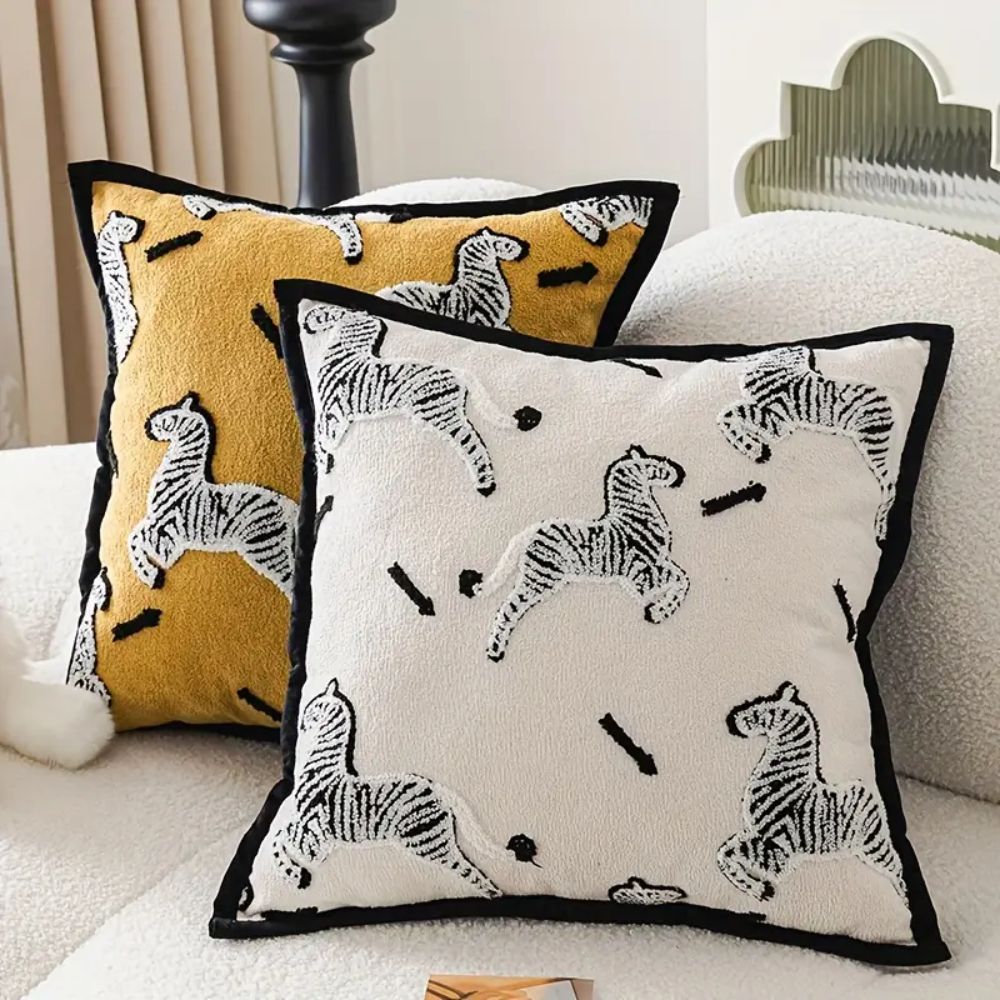 Housse de coussin brodée zèbre – Monochrome Weave