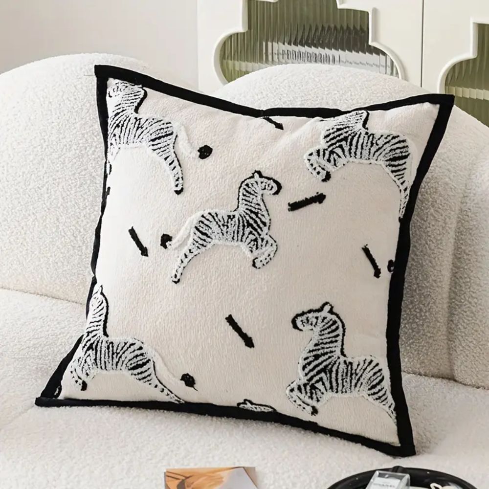 Housse de coussin brodée zèbre
