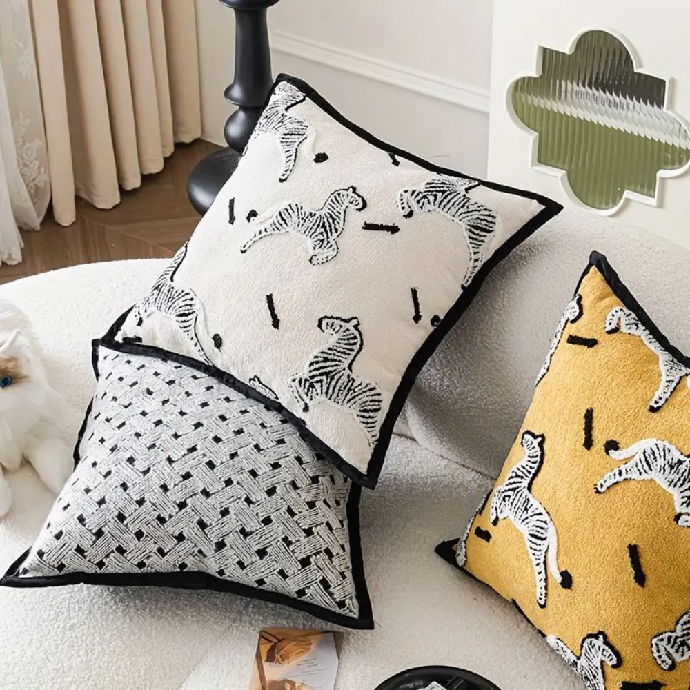 Housse de coussin brodée zèbre