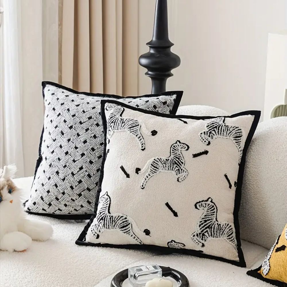 Housse de coussin brodée zèbre