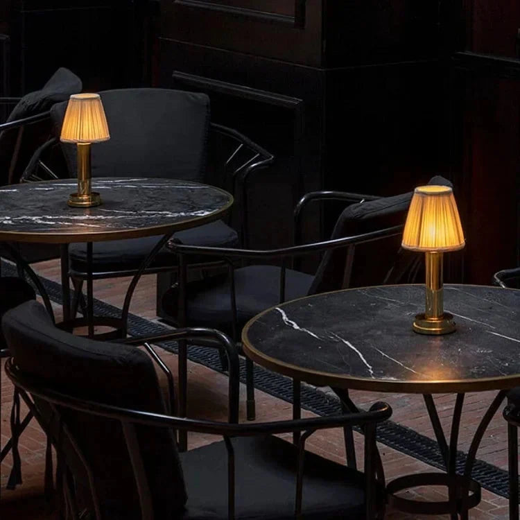 Lampe de table LED sans fil a finition soyeuse